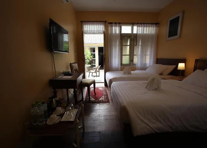 Baan Vaneeda Antique Garden House *