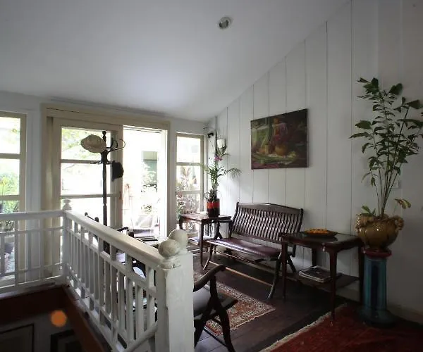 Baan Vaneeda Antique Garden House *